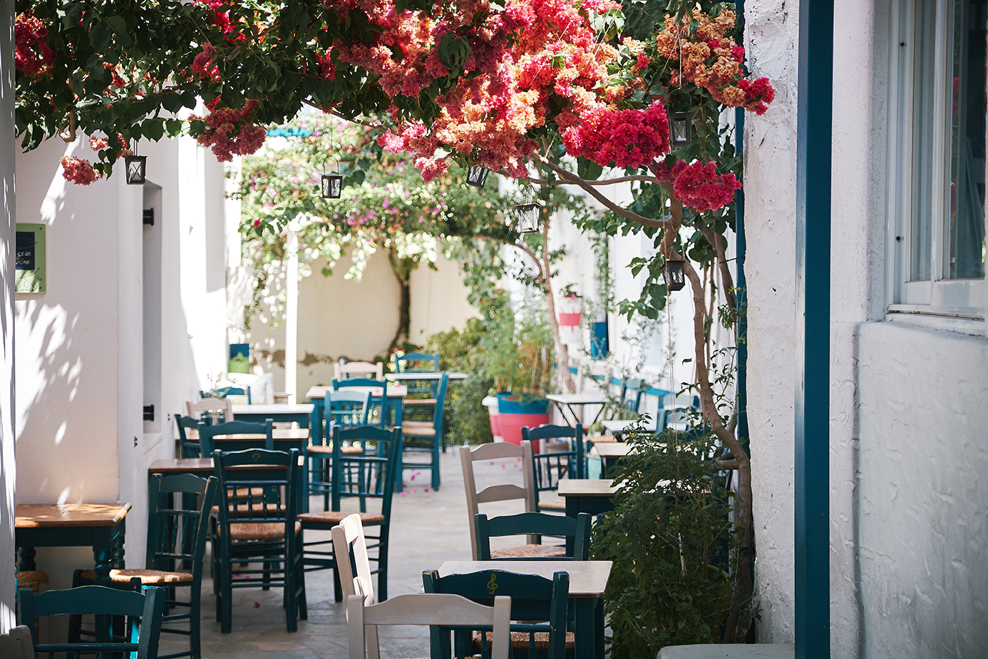 4_4_beautiful-shot-outdoor-cafe-narrow-bystreet-paros-greece